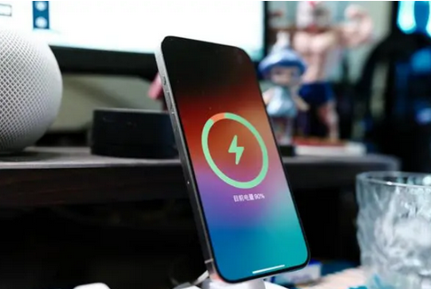 楚雄苹果15换屏服务分享用什么充电器给iPhone15充电更好 
